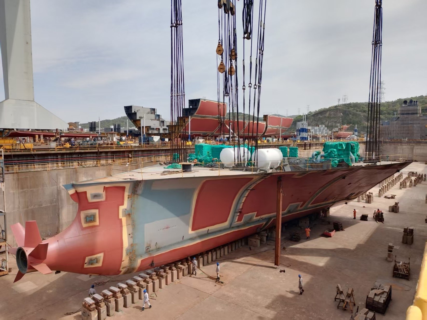 常石造船中國(guó)基地，以全球首艘甲醇燃料 5900TEU 型集裝箱運(yùn)輸船挑戰(zhàn)嶄新的未來(lái)